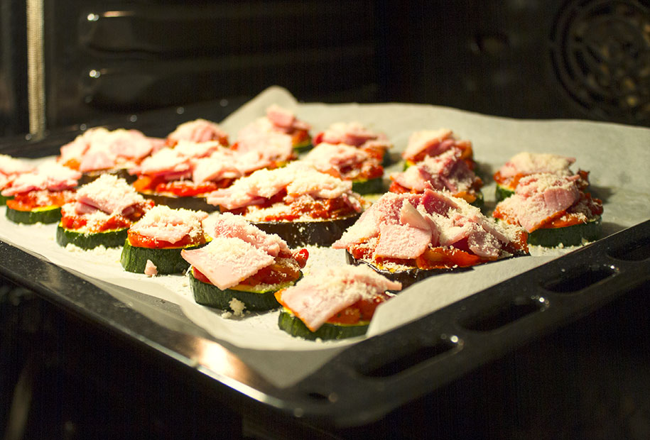 Photo des mini-pizzas d'aubergines avant la cuisson prêtes à être mises au four