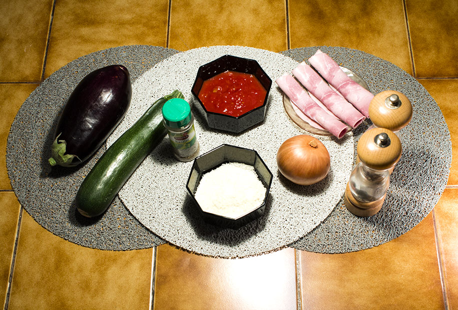 Photo présentant les ingrédients pour la réalisation des mini-pizzas d'aubergines