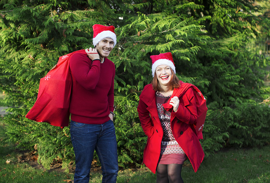 Fou rire en bonnet rouge, vêtement rouge et hotte rouge pour les idées de cadeaux de Noël