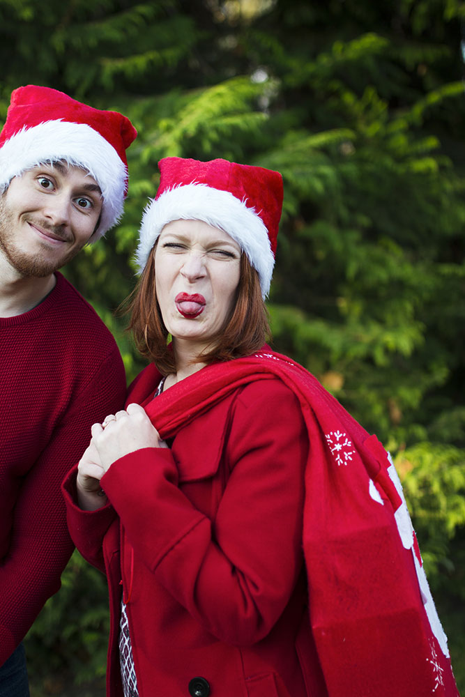 Bonnet rouge, vêtement rouge et hotte rouge pour les idées de cadeaux de Noël