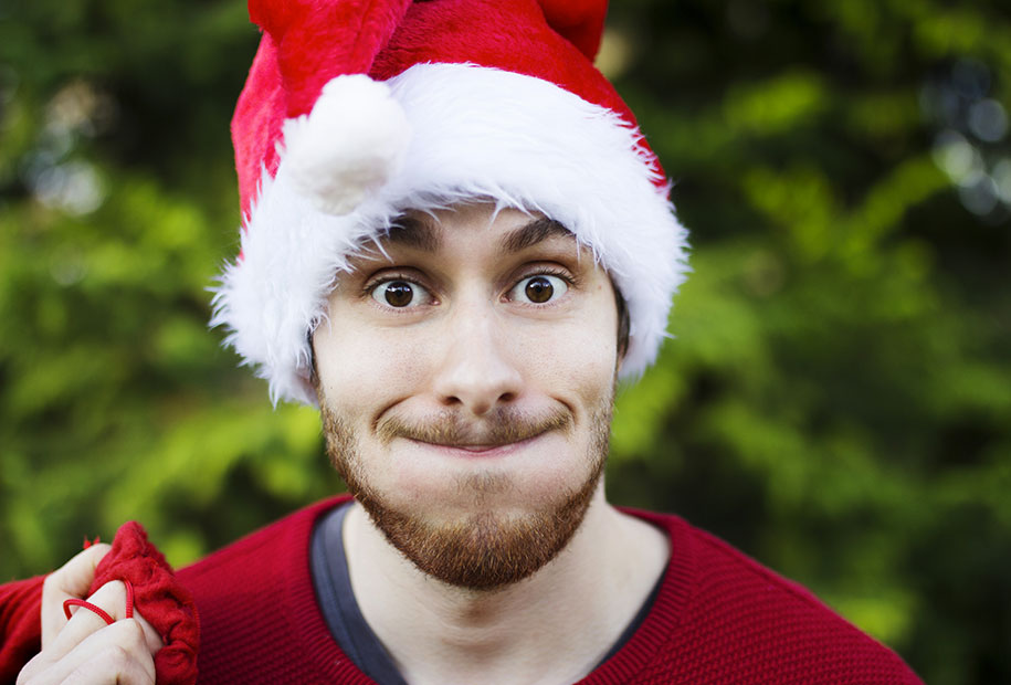 Tristan grimace en habit de Père Noël pour l'article des idées de cadeaux