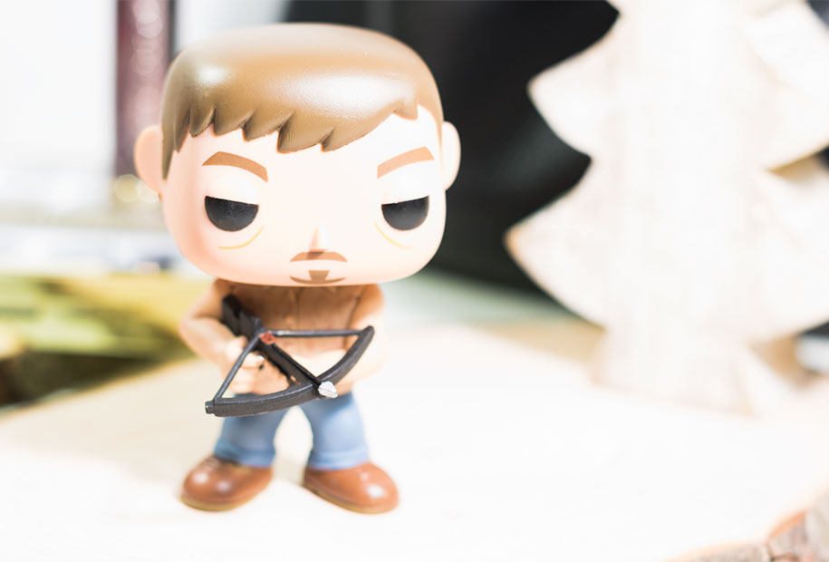 Zoom sur la figurine pop Daryl de la série The Walking Dead