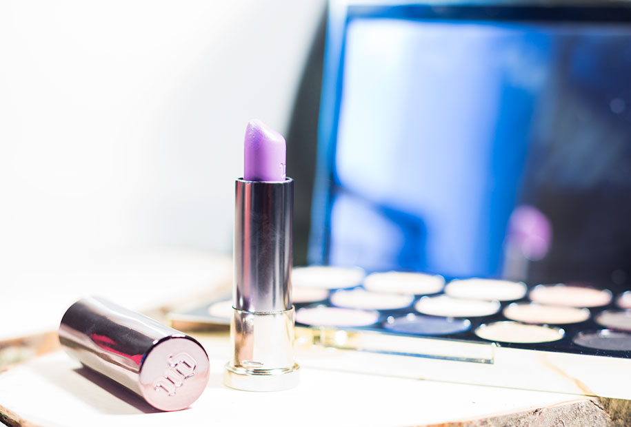 .Zoom sur le rouge à lèvres VICE couleur violet de la marque Urban Decay cosmetics