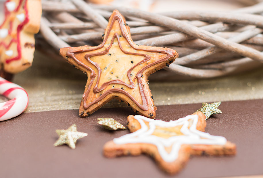 Zoom sur la décoration en chocolat des sablés de Noël en forme d'étoiles