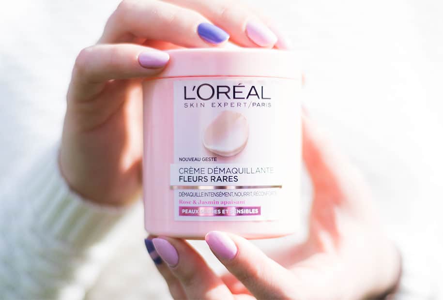 Zoom sur la packaging rose de la crème démaquillante par L'Oréal