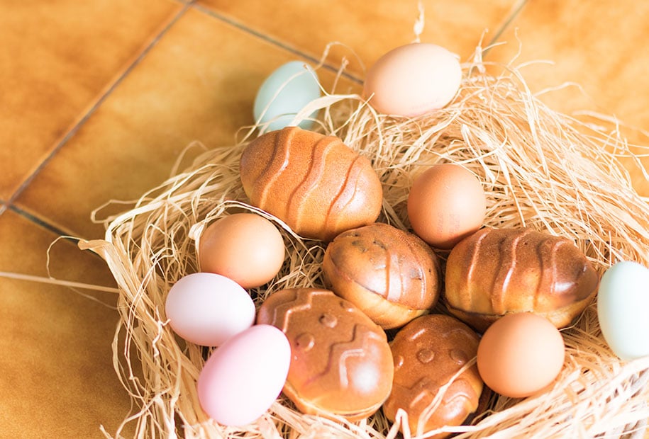 Ensemble des oeufs de Pâques au coeur chocolat dans un nid