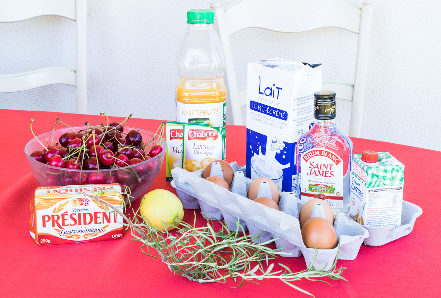 Ingrédients nécessaires à la réalisation de la recette de clafoutis à la cerise et au romarin pour l'été