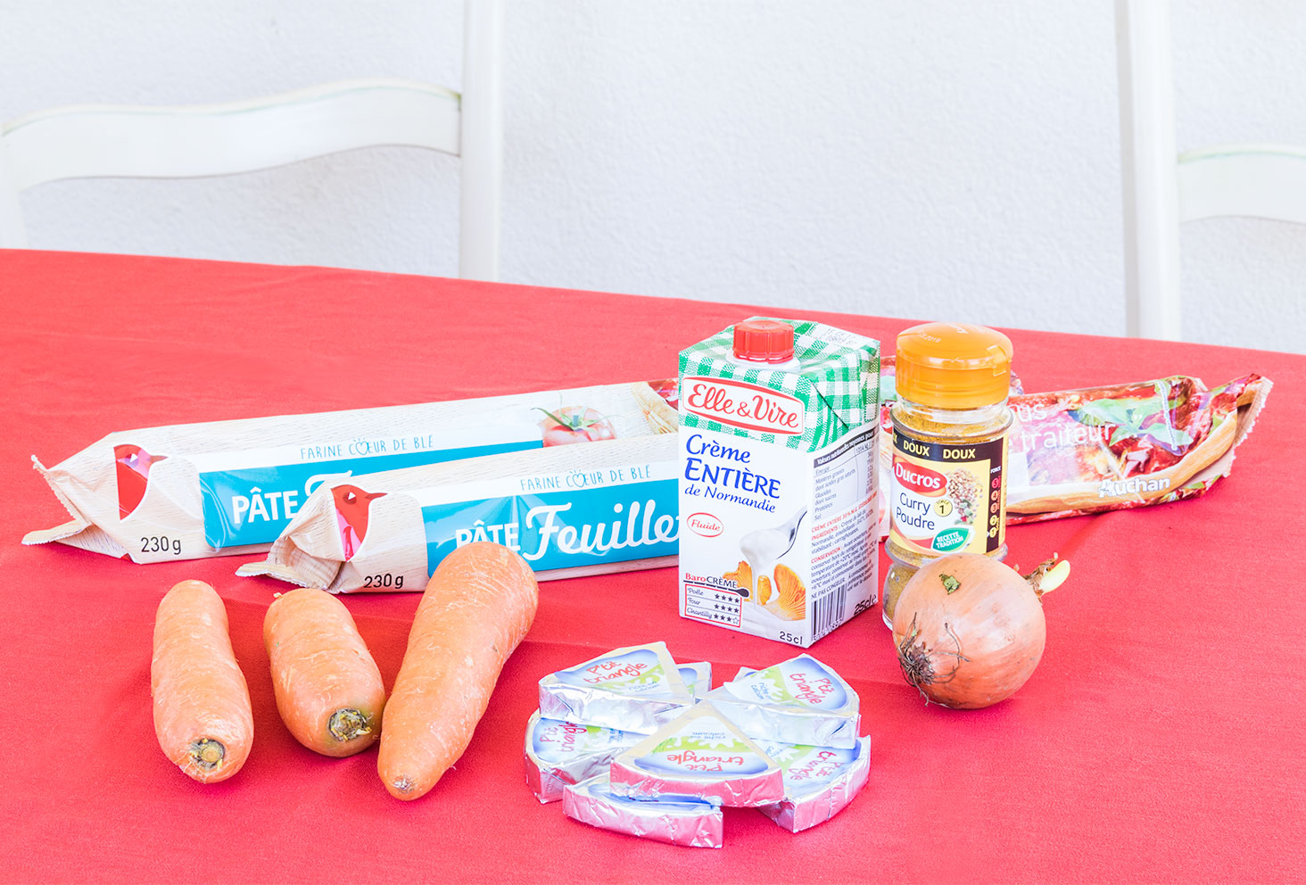 Ingrédients nécessaires à la réalisation de la recette des tartelettes aux carottes et curry avec un fond de Vache Qui Rit