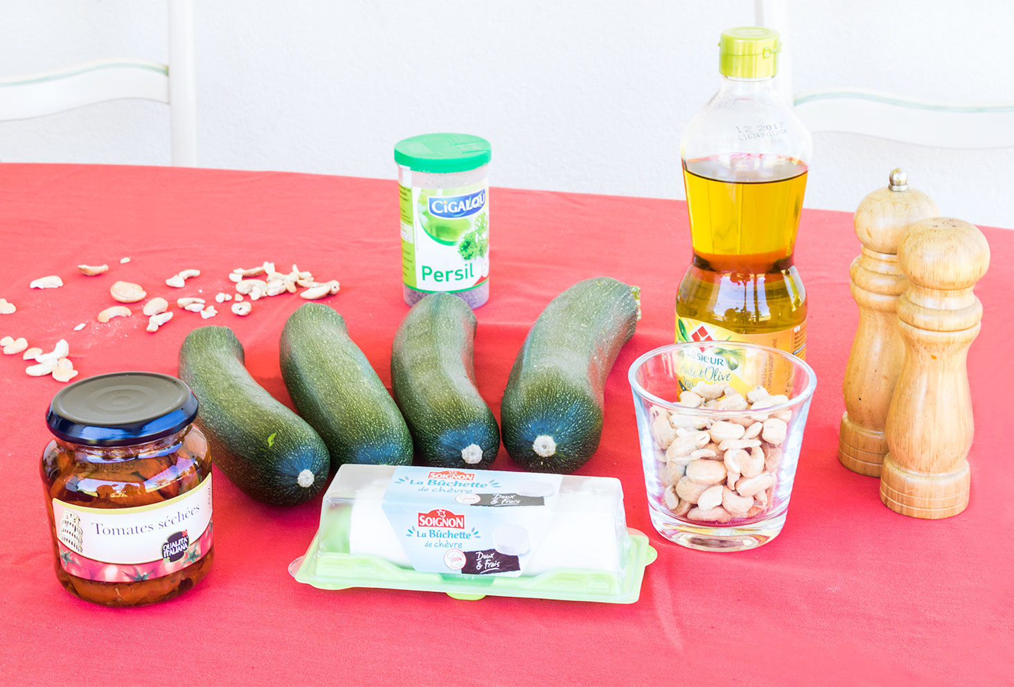 Tous les ingrédients nécessaires à la recette de roulés de courgettes au chèvre frais, tomates séchées et et noix de Cajou