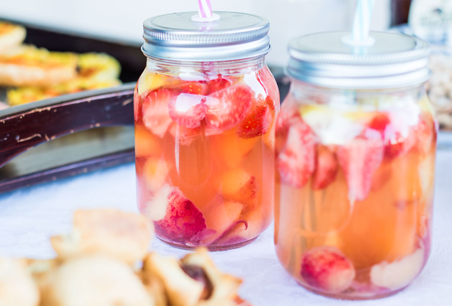 Zoom sur les jards des boissons détox au thé et aux fruits rouge pour les recettes de l'été