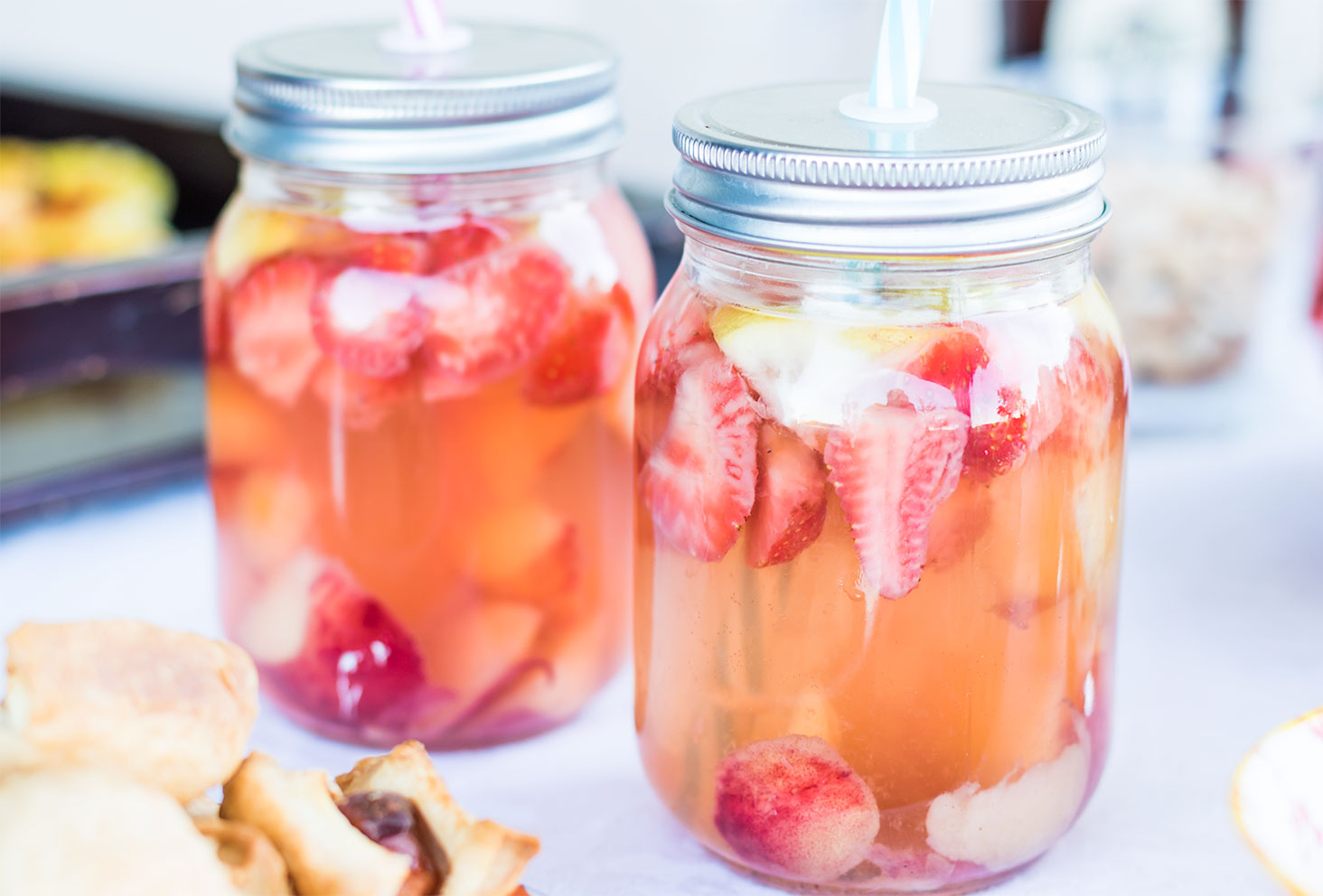 Zoom sur les jards des boissons détox au thé et aux fruits rouge pour les recettes de l'été