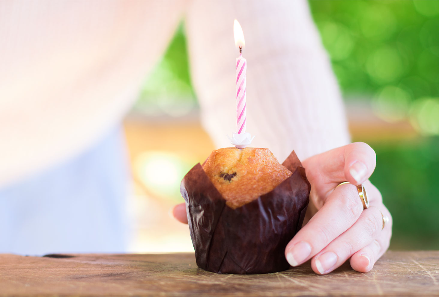 La bougie rose allumée sur le muffin chocolat et noisettes pour les 26 ans