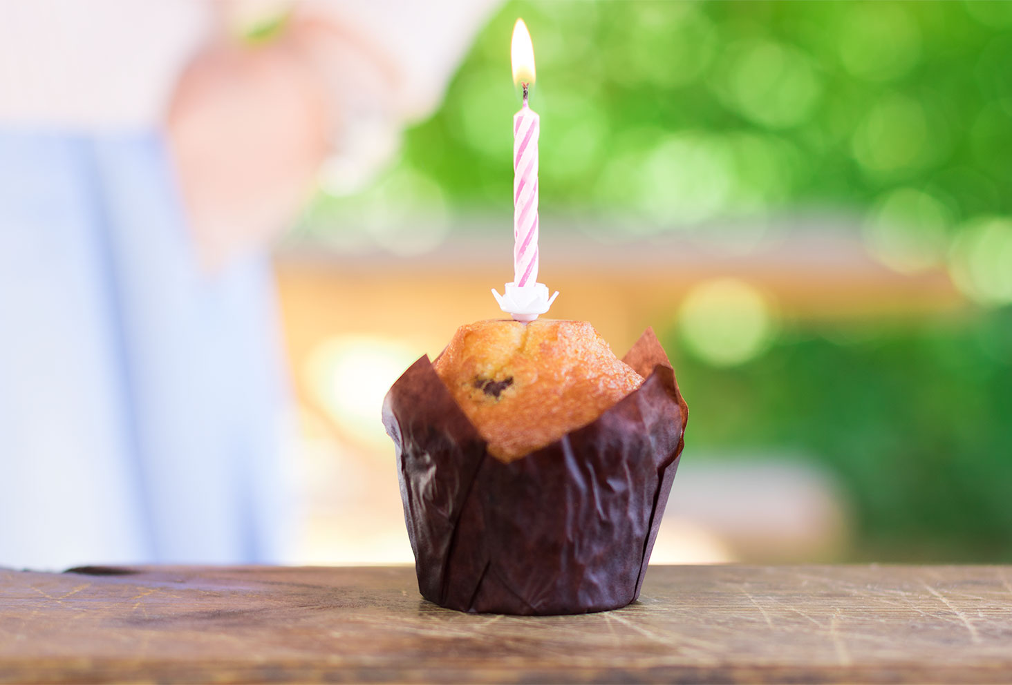 Bougie rose d'anniversaire sur muffin chocolat/noisettes pour les 26 ans