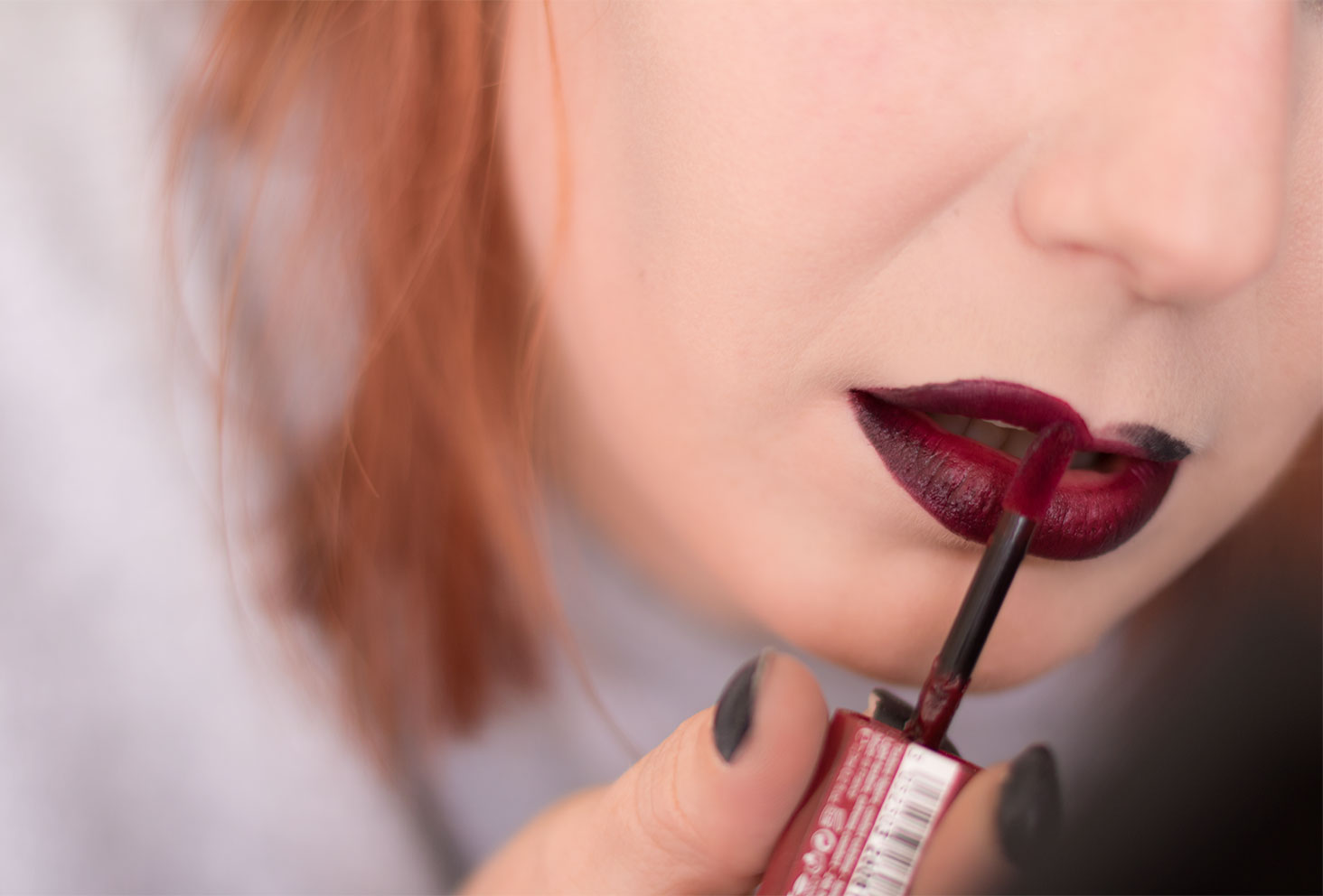 Application du rouge à lèvres bordeaux pour le dégradé des lèvres