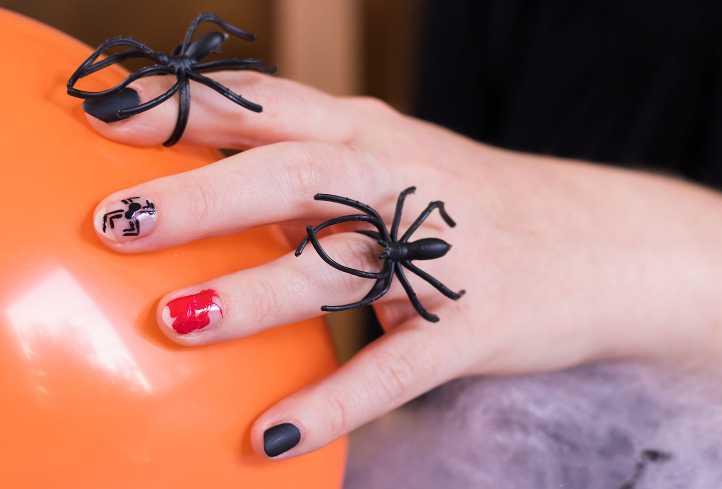 Résultat du nailart d'Halloween terminé avec les grosses araignées sur les doigts