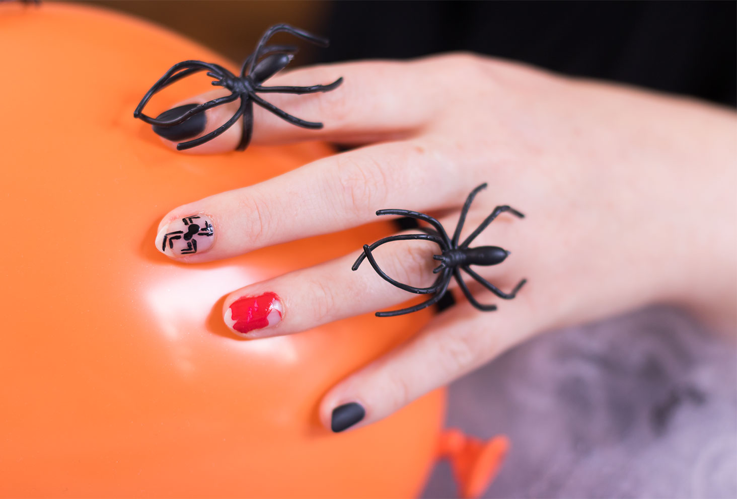Résultat du nailart de Halloween terminé avec les grosses araignées sur les doigts