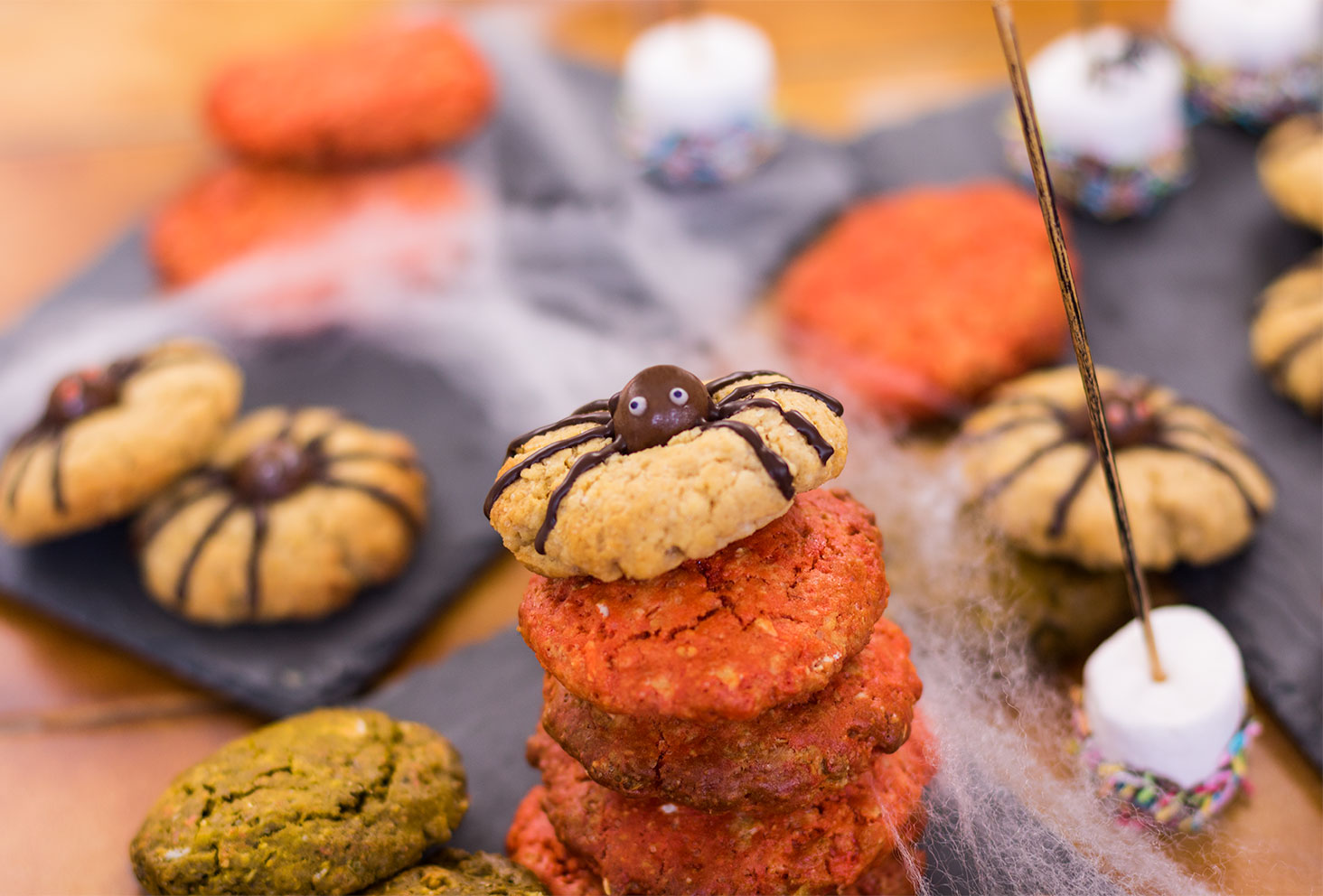 Zoom sur un cookie araignée et des cookies oranges d' Halloween