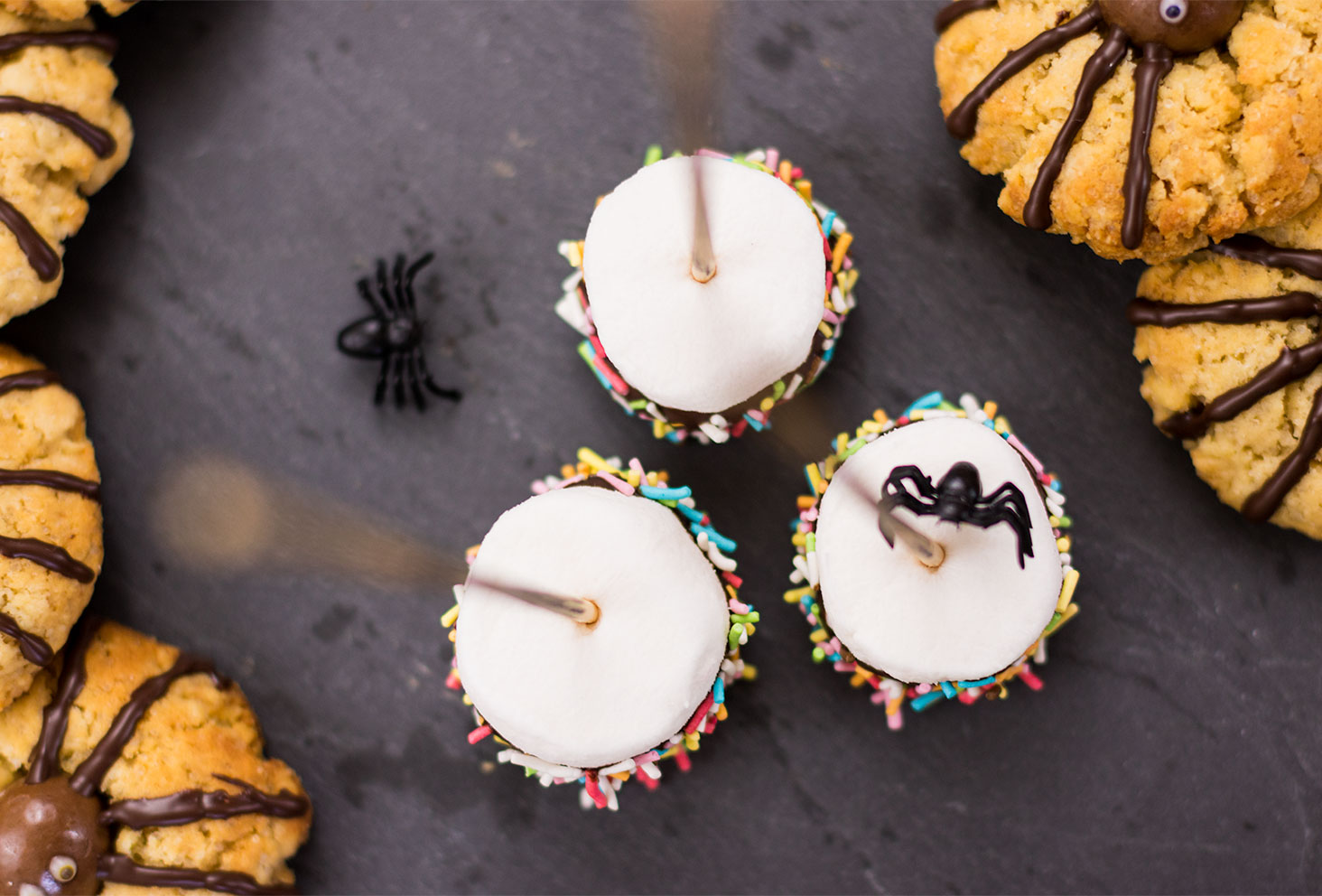 Zoom sur le haut chamallow enrobés de chocolat en forme de balais de sorcière pour le goûter d'Halloween