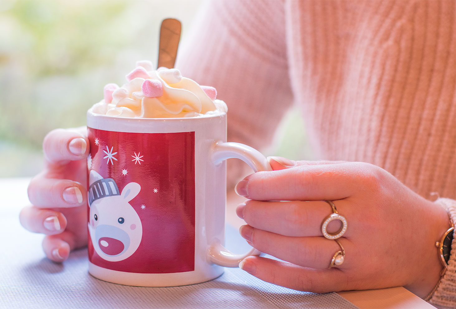 Zoom sur le chocolat chaud chantilly et chamallows chez Quand Julie Pâtisse