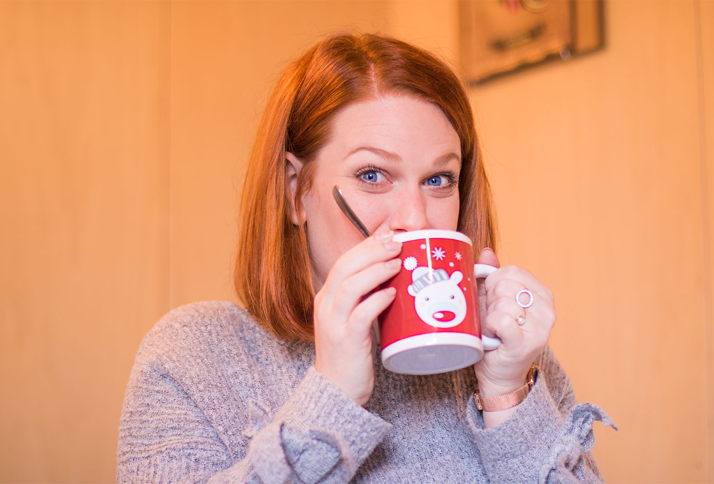 Dégustation d'un chocolat chaud au salon de thé Quand Julie Pâtisse