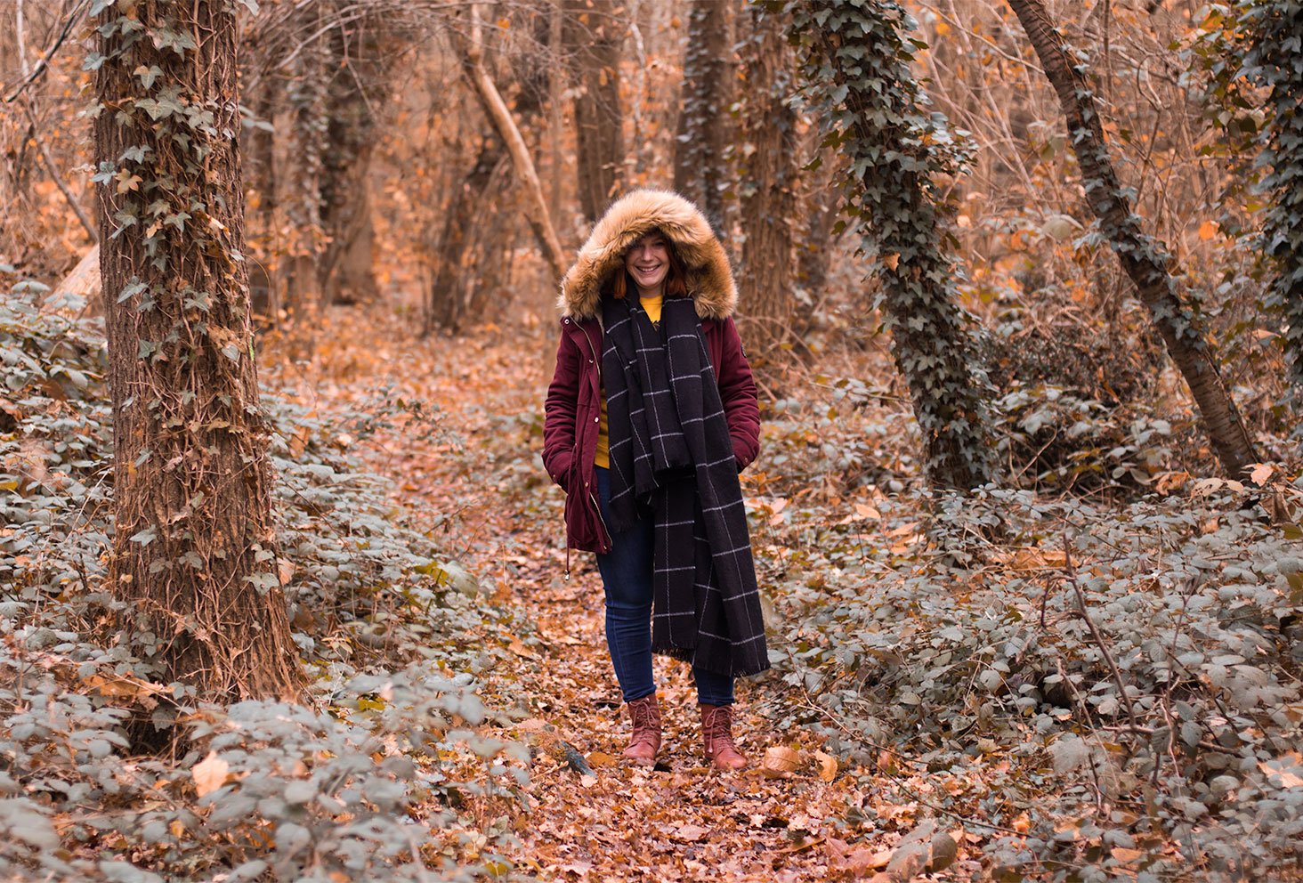 Look entier de l'automne à l'hiver au milieu des bois avec la capuche sur la tête