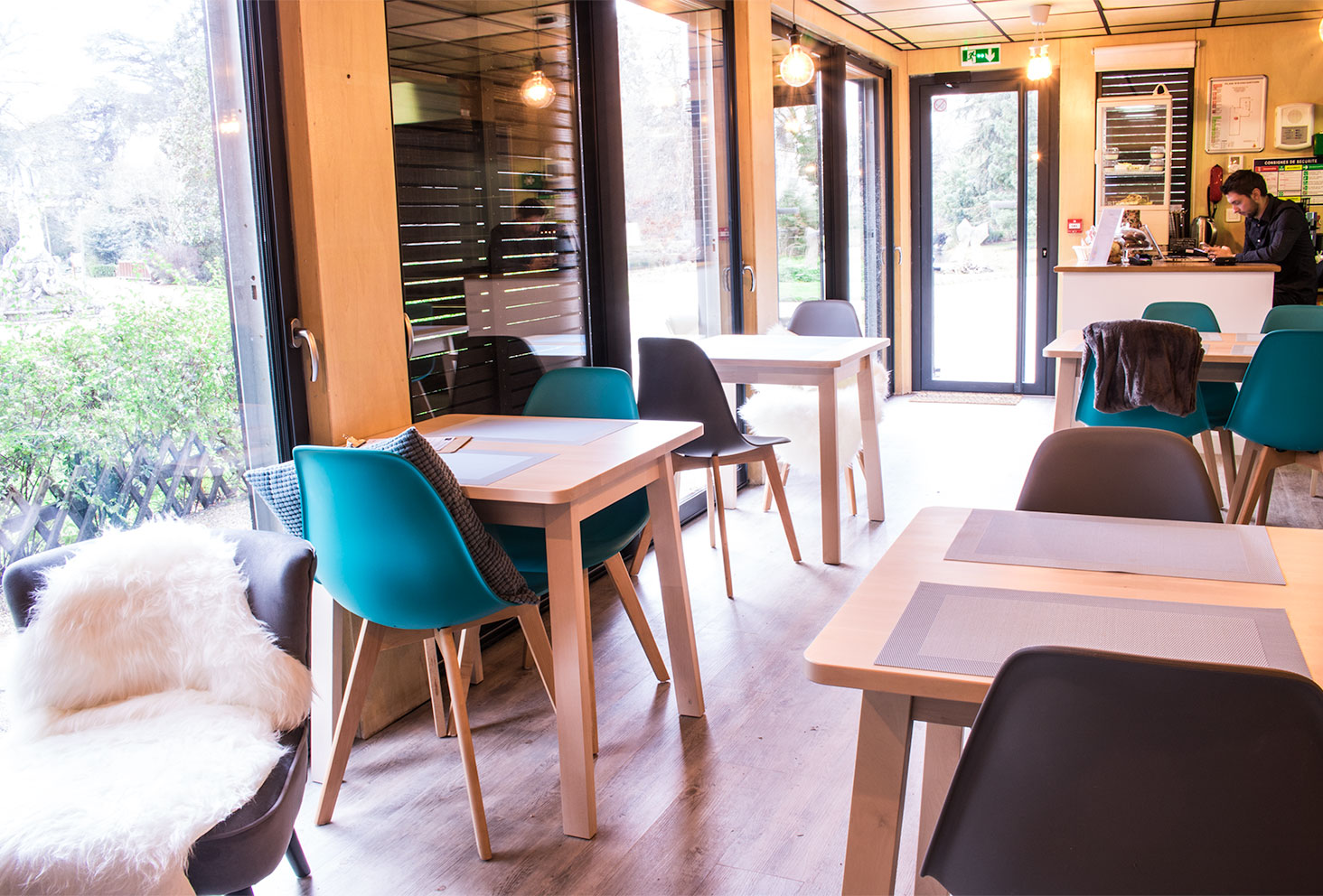 Intérieur du salon de thé Quand Julie Pâtisse au jardin des Prébendes de Tours