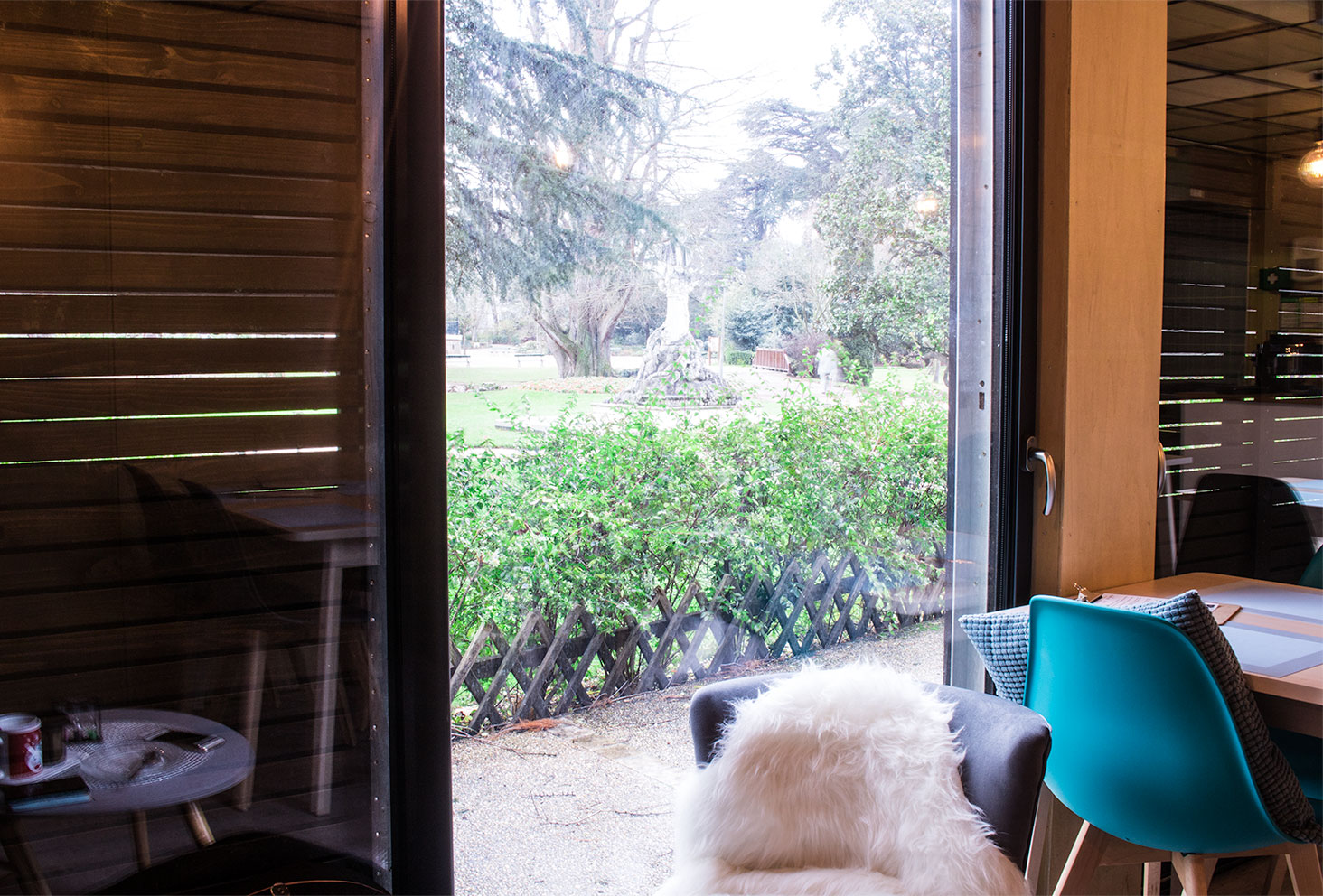 Le jardin des Prébendes de Tours vu de l'intérieur du salon de thé Quand Julie Pâtisse