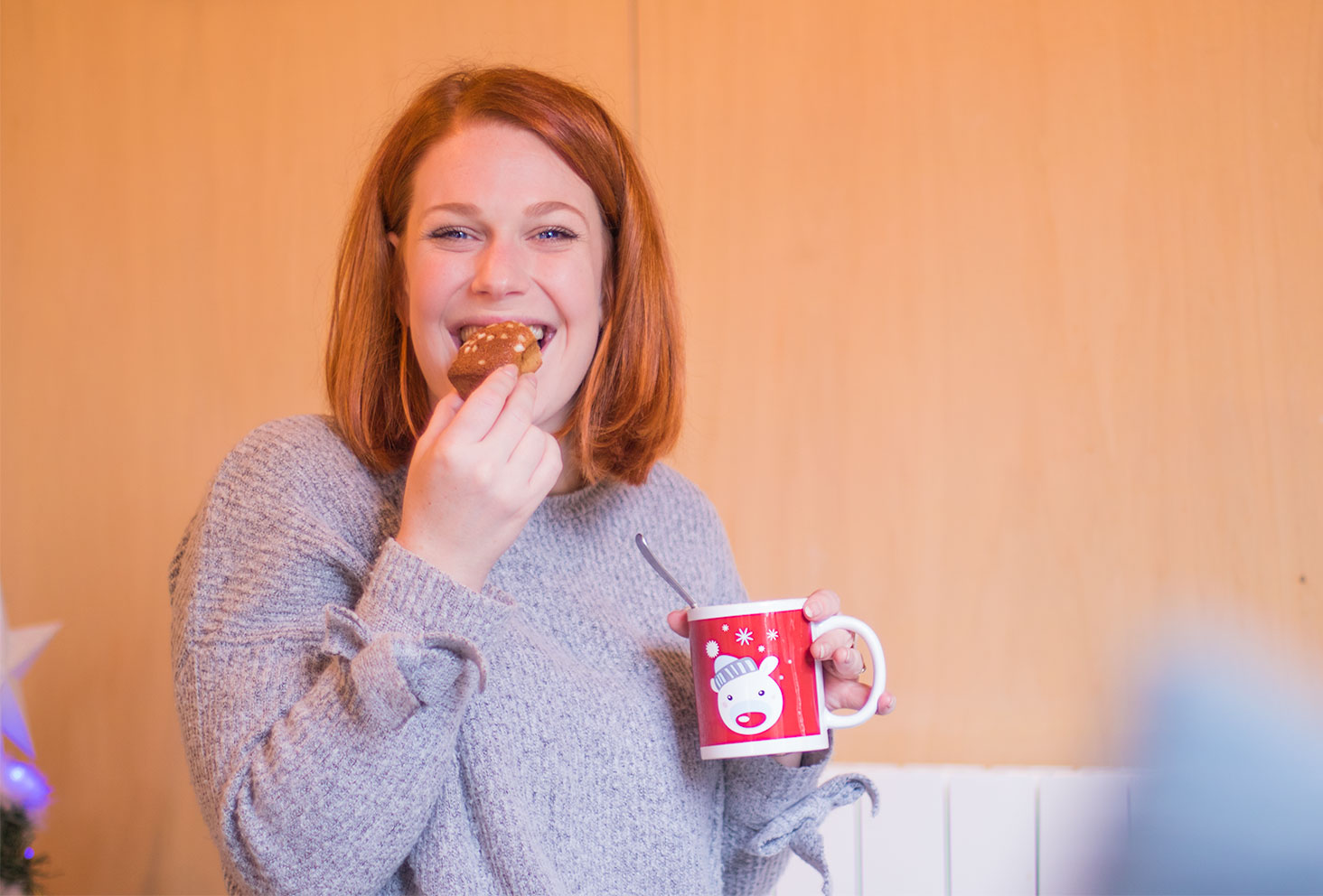 Dégustation d'un petit pain d'épices et d'un chocolat chaud chez Quand Julie Pâtisse