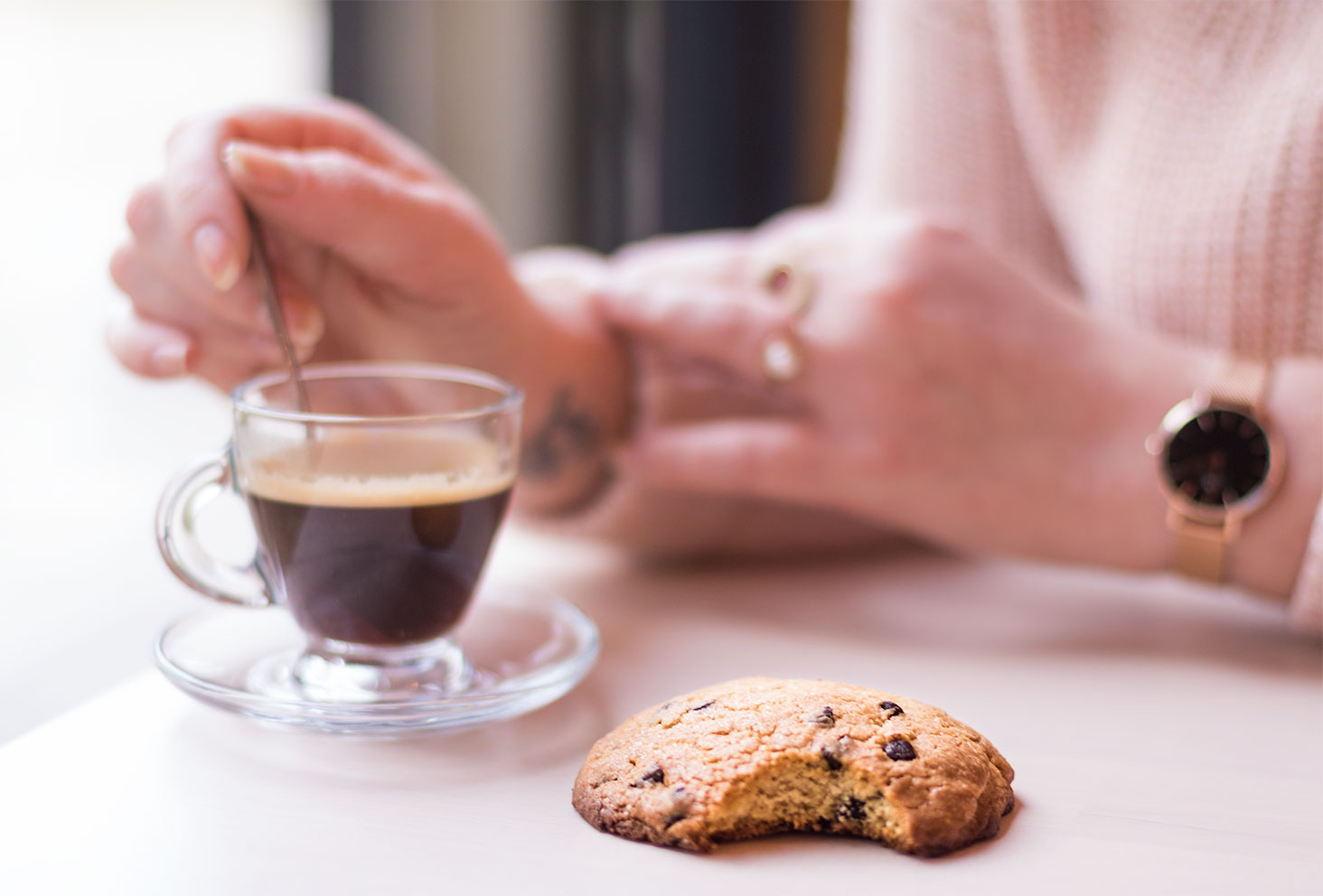 Zoom sur un cookie accompagné d'un café chez Quand Julie Pâtisse