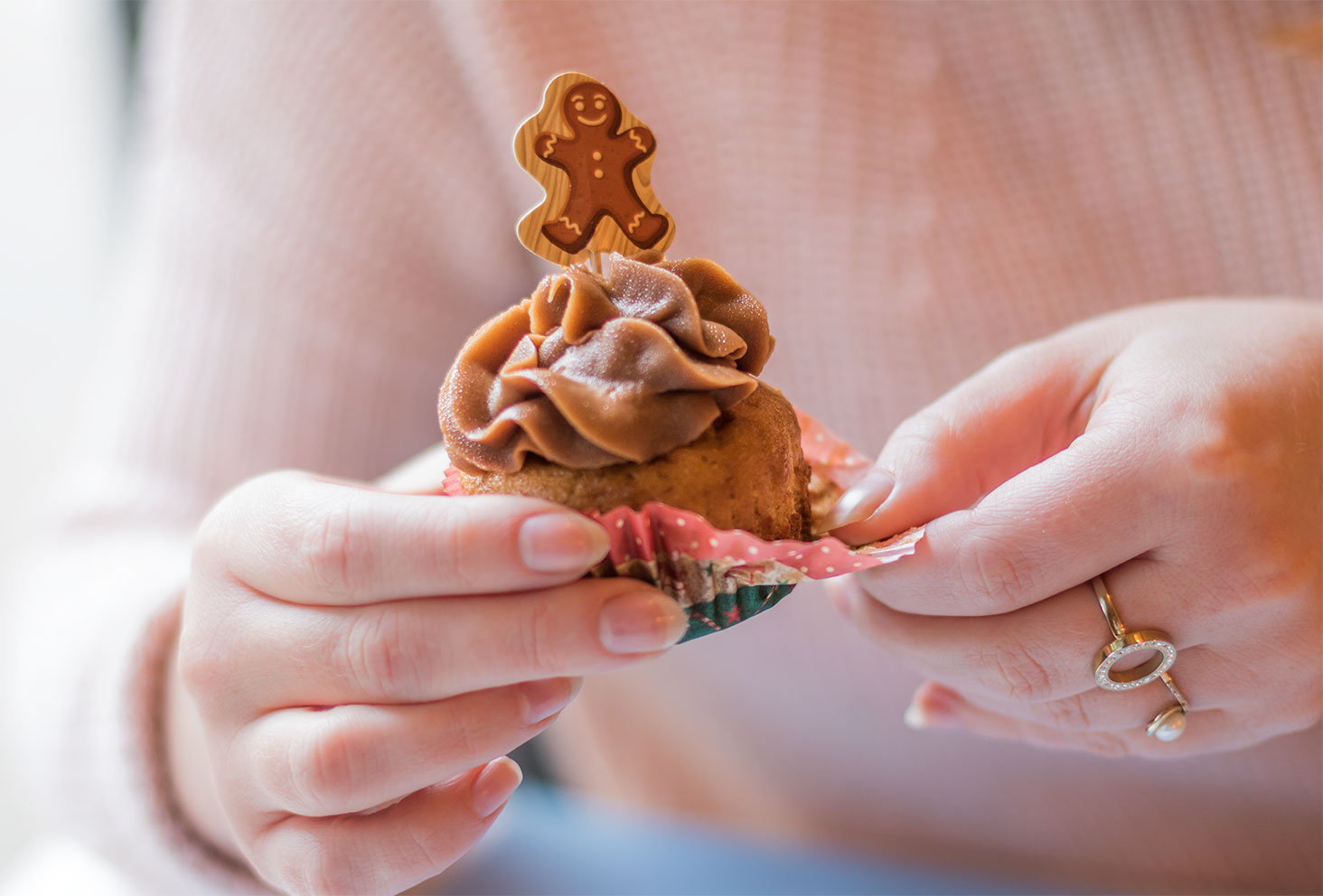 Zoom sur un cupcake chocolat et praliné chez Quand Julie Pâtisse