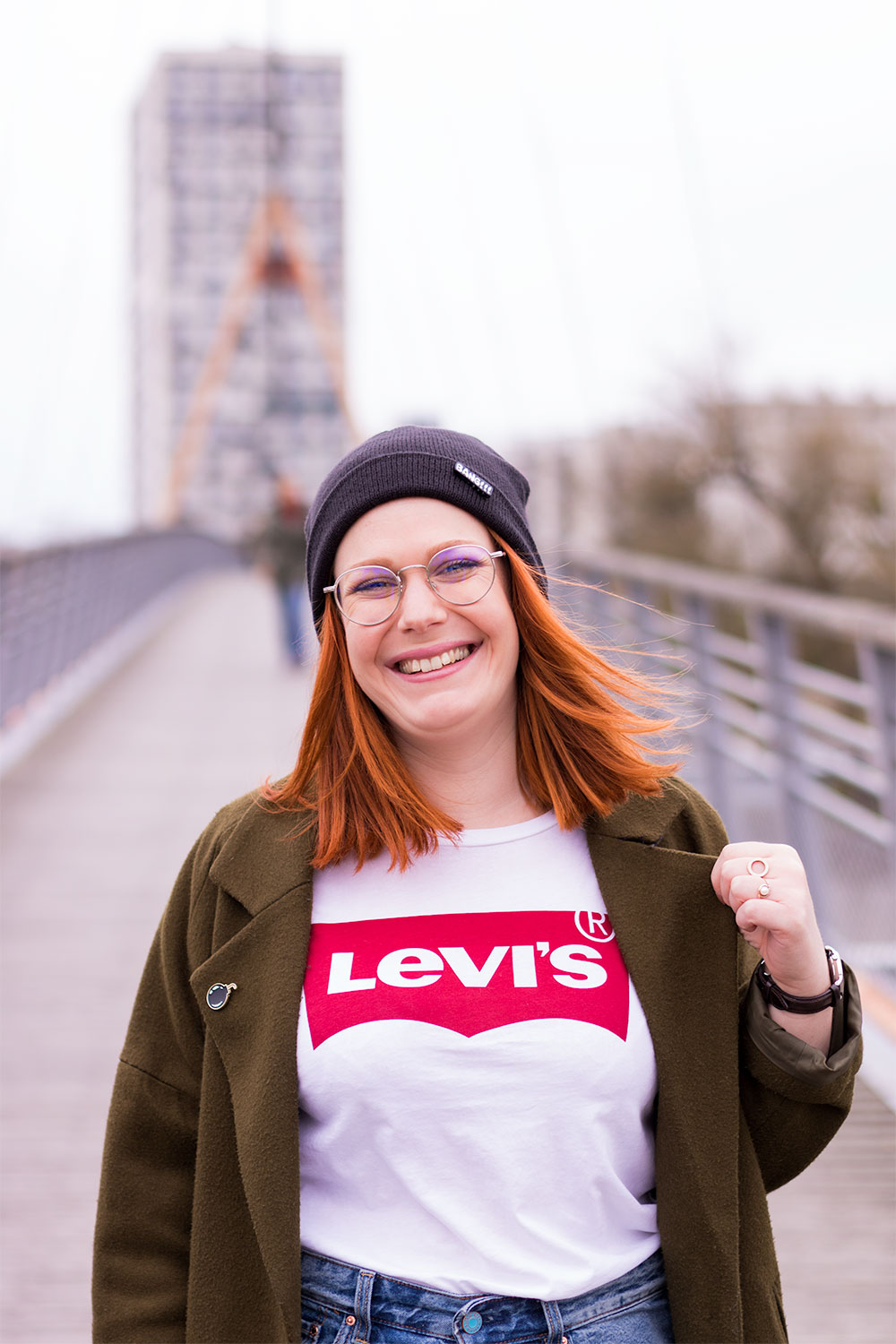Zoom sur le t-shirt Levi's sur le pont suspendu