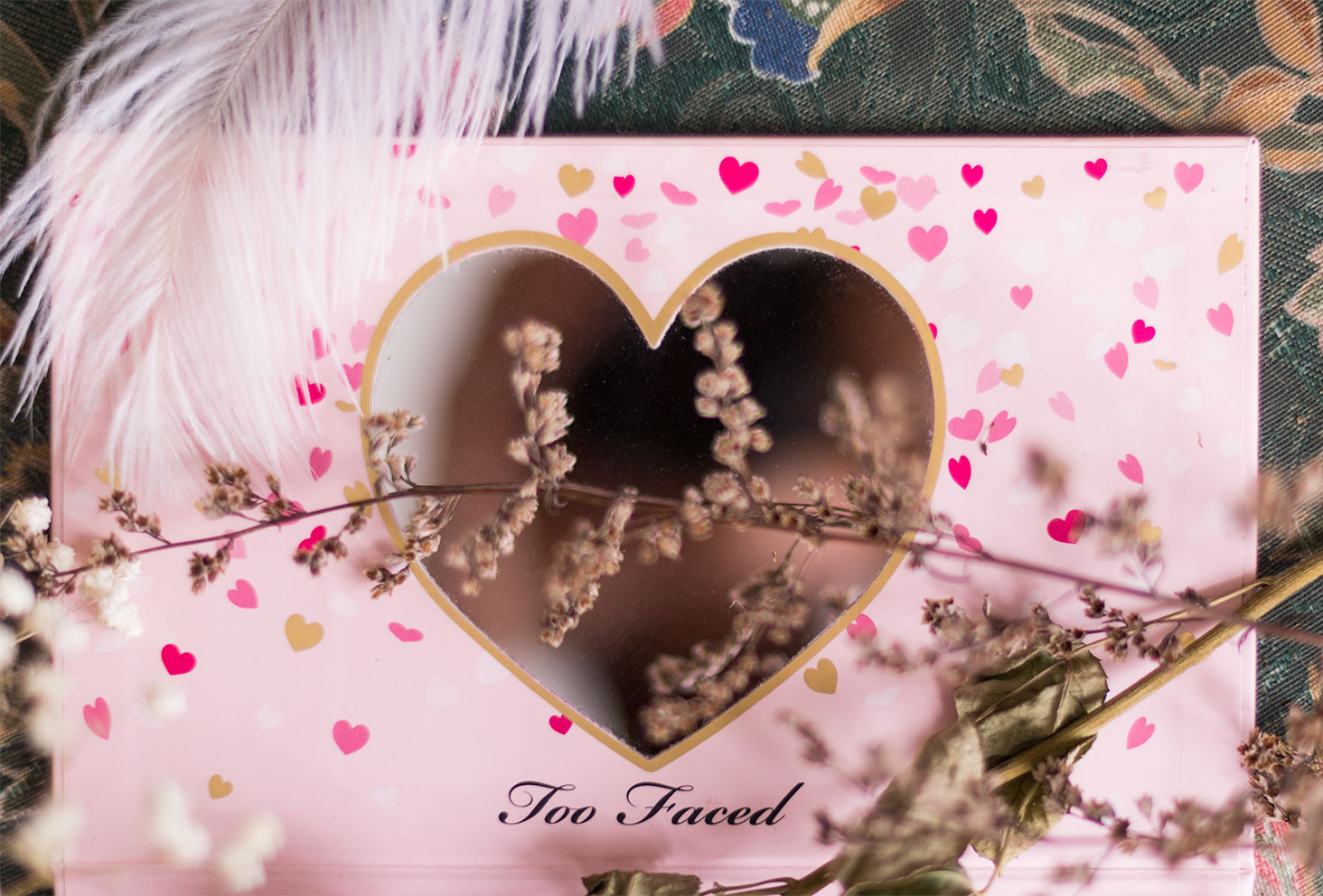 Zoom sur le miroir en forme de coeur de la palette Funfetti de Too Faced