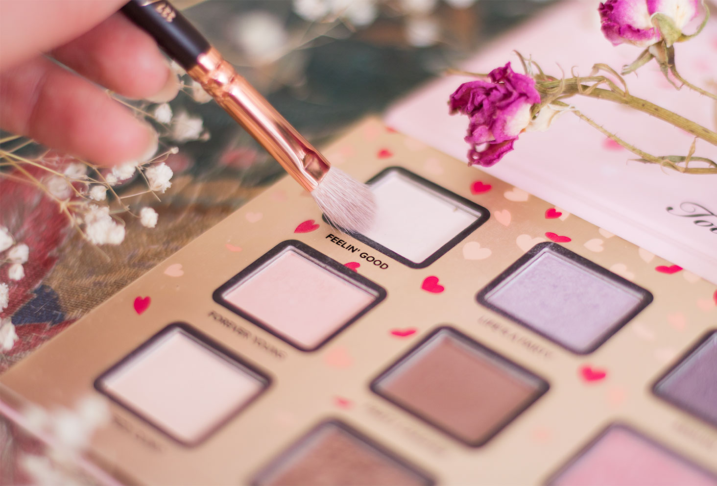 Zoom sur le fard 1, blanc, à utiliser pour le make-up avec la palette Funfetti de Too Faced