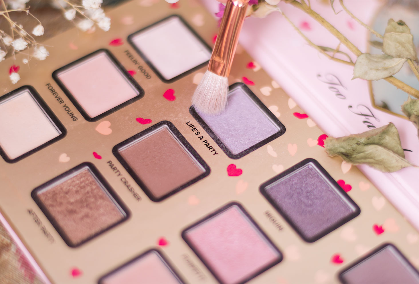 Zoom sur le fard 6, violet irisé, à utiliser pour le make-up avec la palette Funfetti de Too Faced