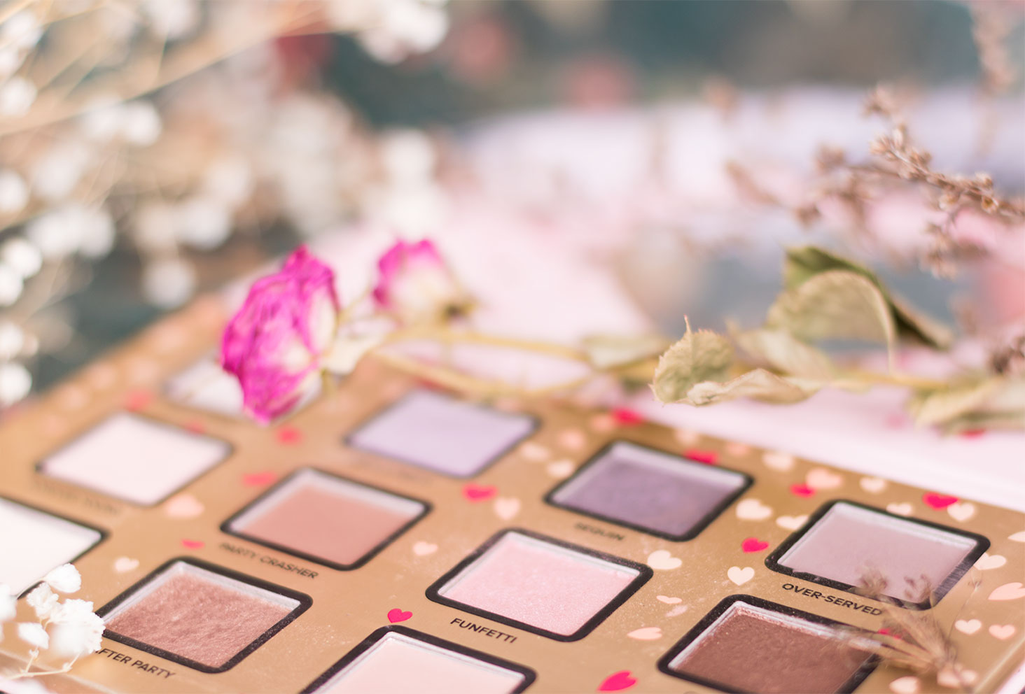 Zoom sur les fards rosés et violacés de la palette Fufetti de Too Faced