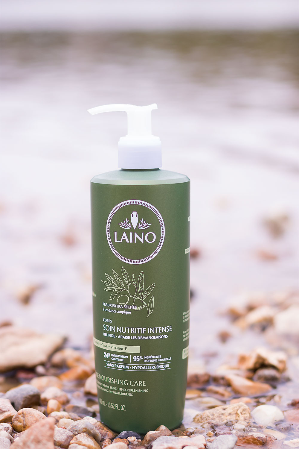 Le soin nutritif intense nourrissant de Laino posé debout dans les cailloux au bord de l'eau