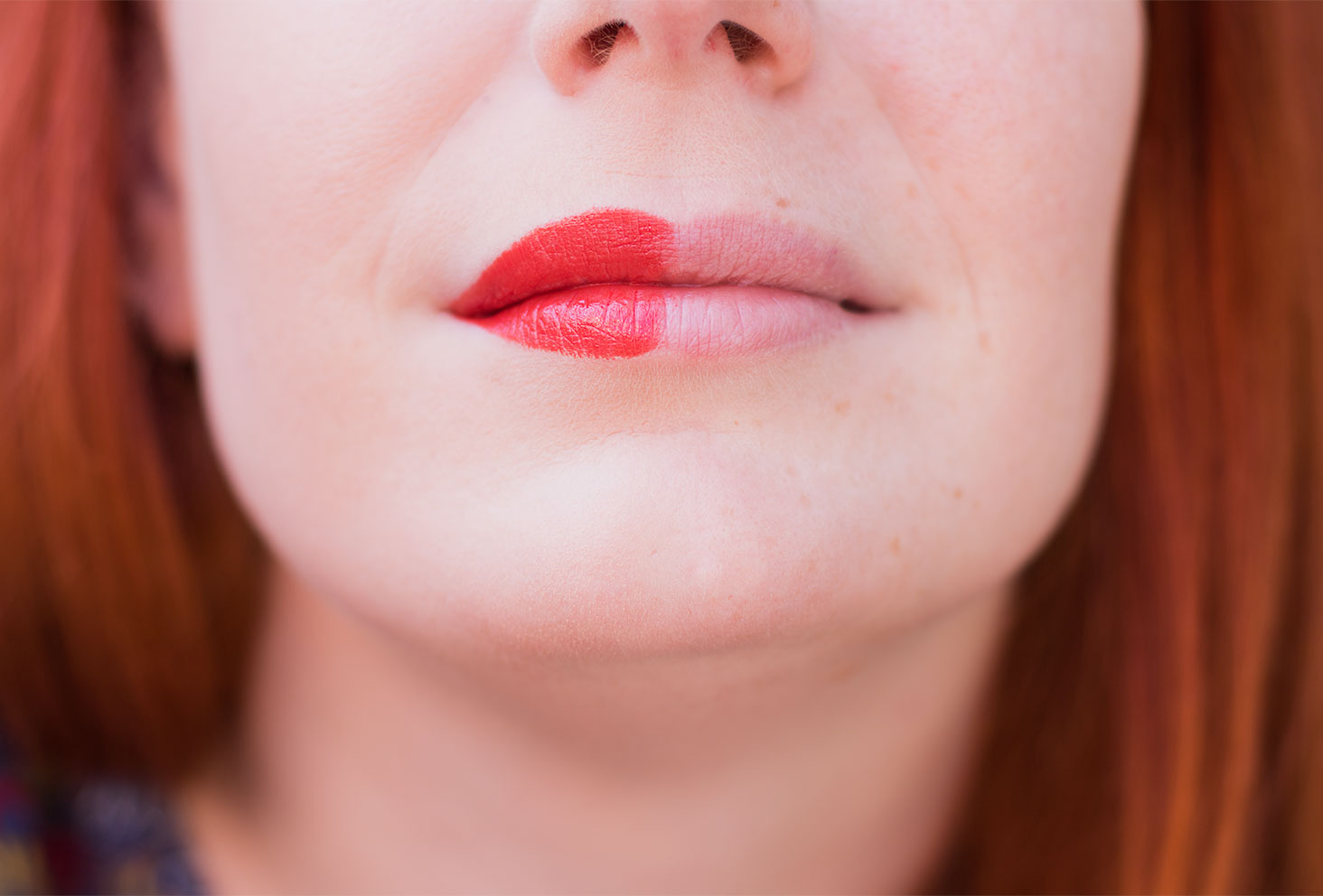 Zoom sur la moitié des lèvres maquillées avec le rouge à lèvres soin rouge de La Roche Posay