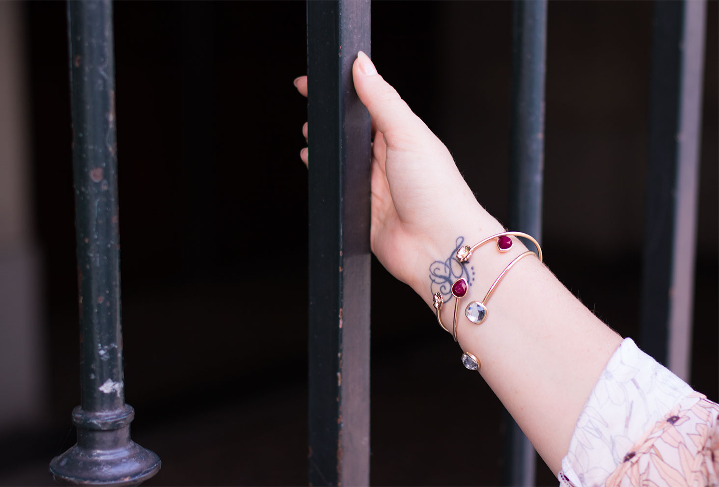 Les bracelets dorés de MOA Paris portés avec la blouse La Morue rose à fleurs