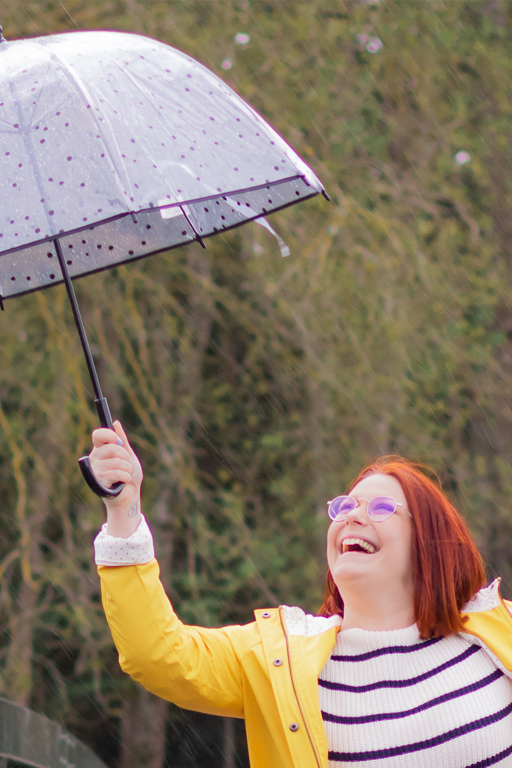 Zoom sur le parapluie qui s'envole, sous la pluie en ciré jaune et pull marin