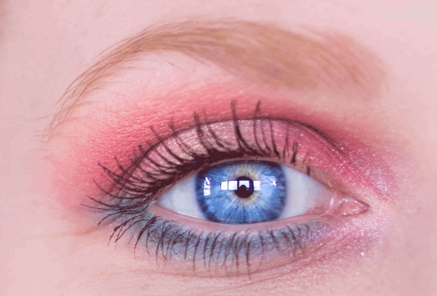 GIF d"un maquillage coloré rouge, bleue et doré, sur un oeil ouvert et fermé
