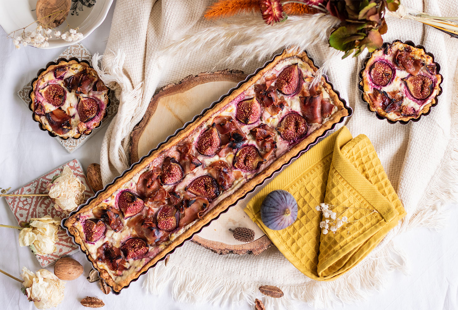 De haut, la tarte aux figues et jambon cuit, dans un décor d'automne