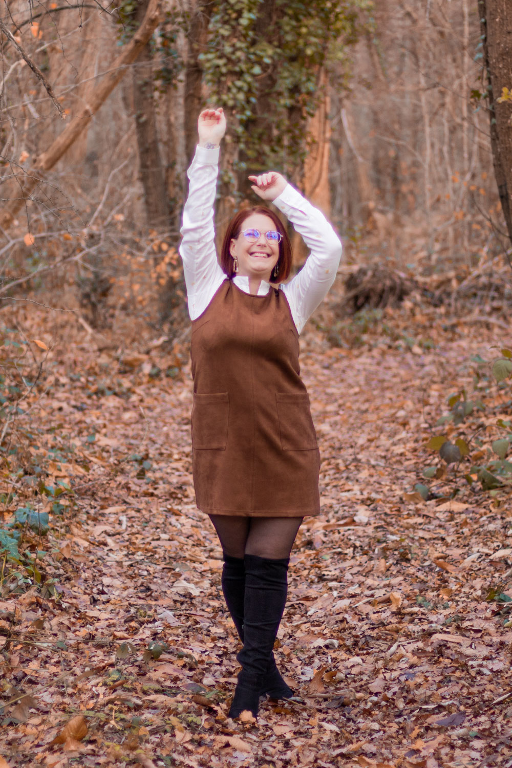 En robe chasuble marron en velours au milieu de la forêt