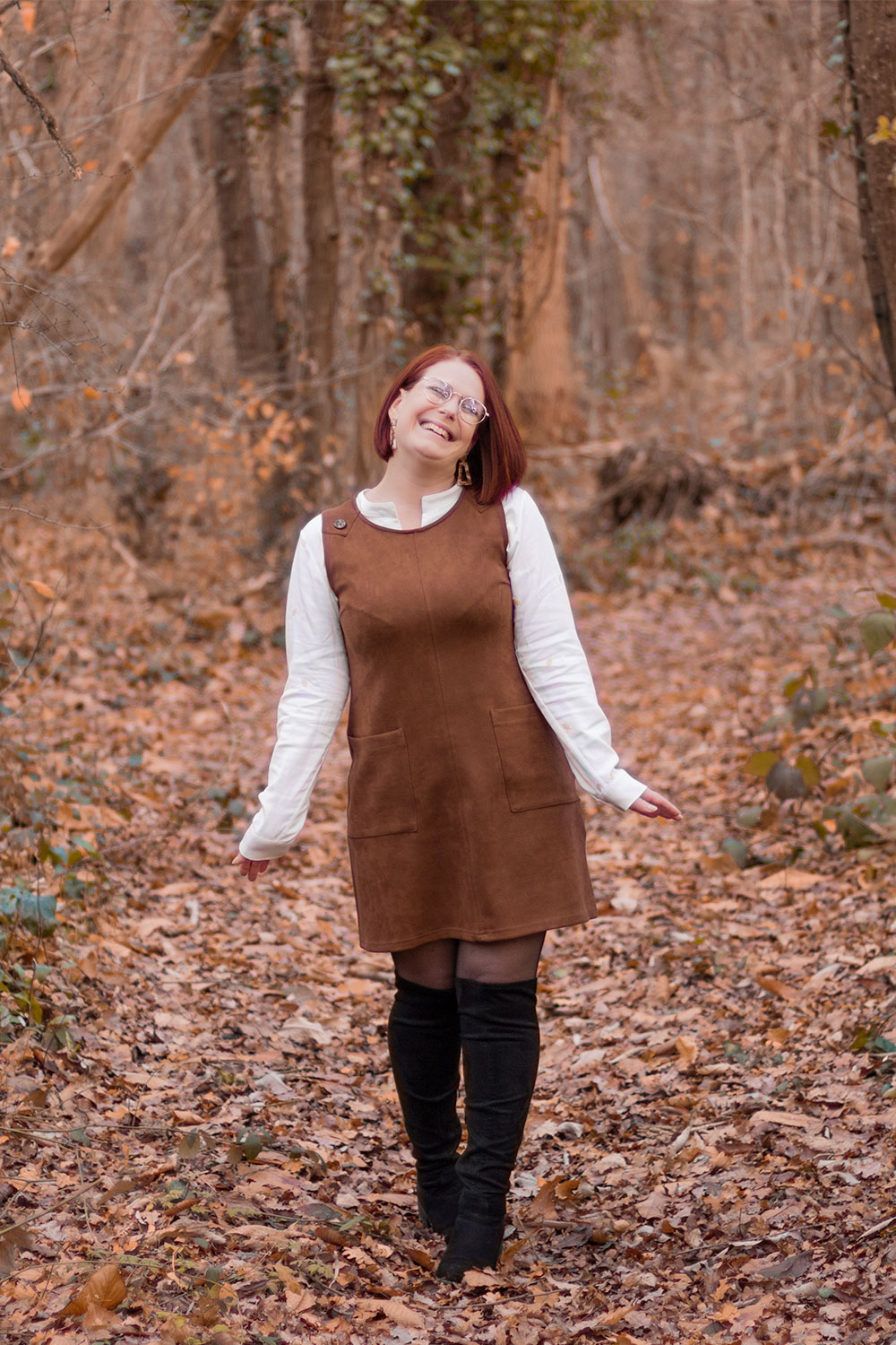 Au milieu de la forêt aux couleurs de l'automne en robe chasuble marron en velours