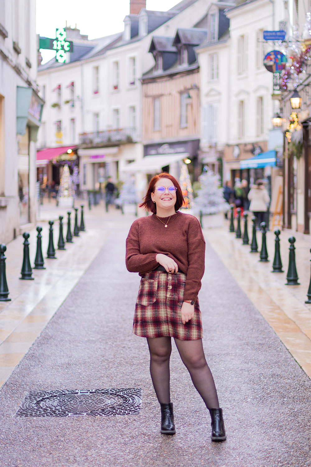 Au milieu de la rue d'Amboise avec le sourire, en look hivernal pull en laine et jupe épaisse marron