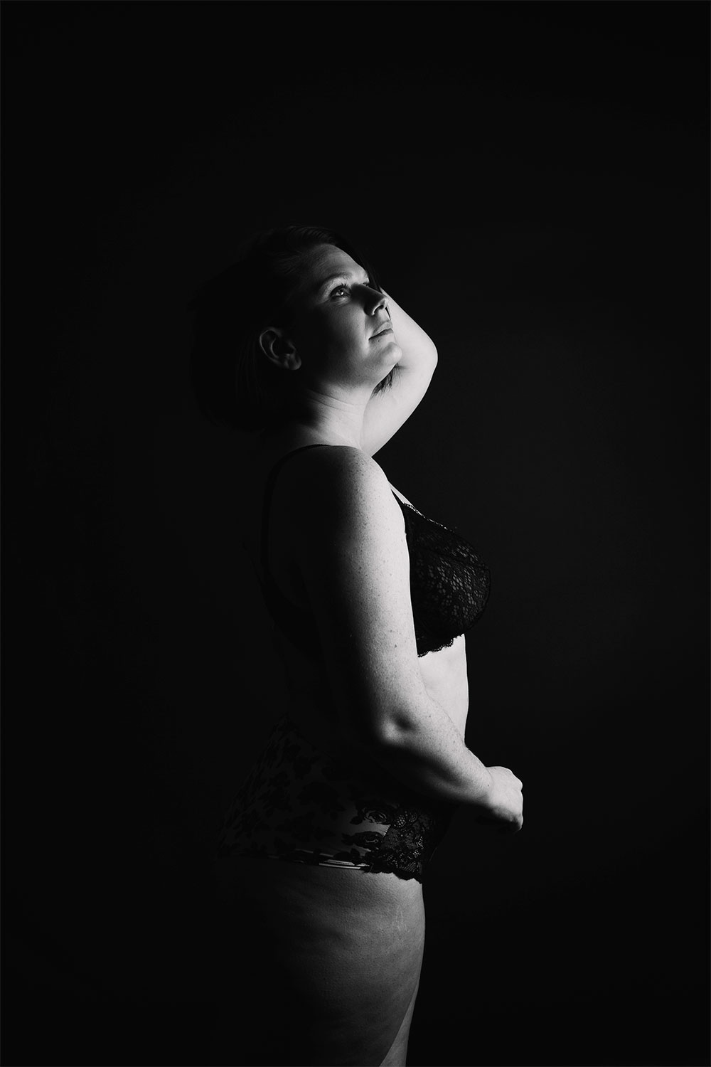 Shooting clair obscure en noir et blanc, en studio pour parler body positive