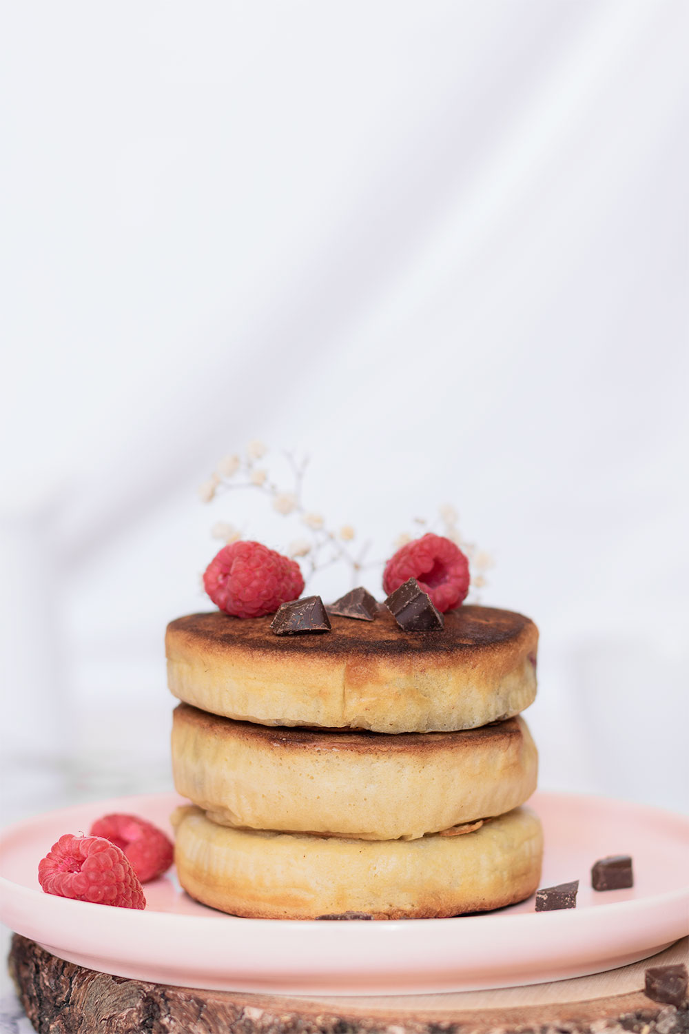 Zoom sur des pancakes géants et fluffy à la framboise et au chocolat
