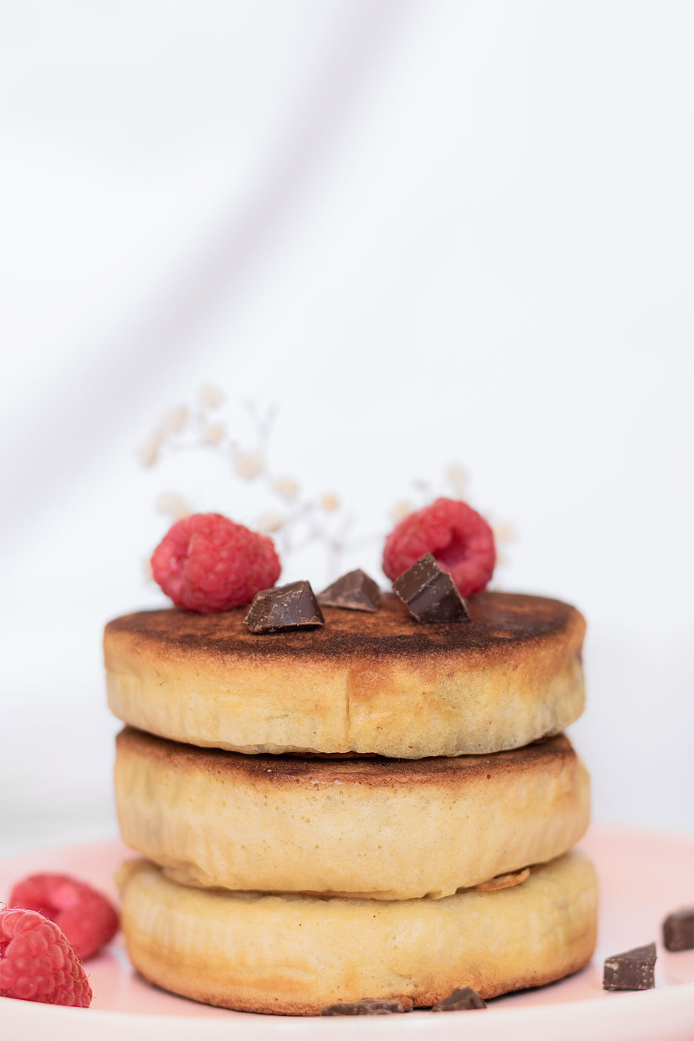Zoom sur les fluffy pancakes aux framboises et au chocolat noir