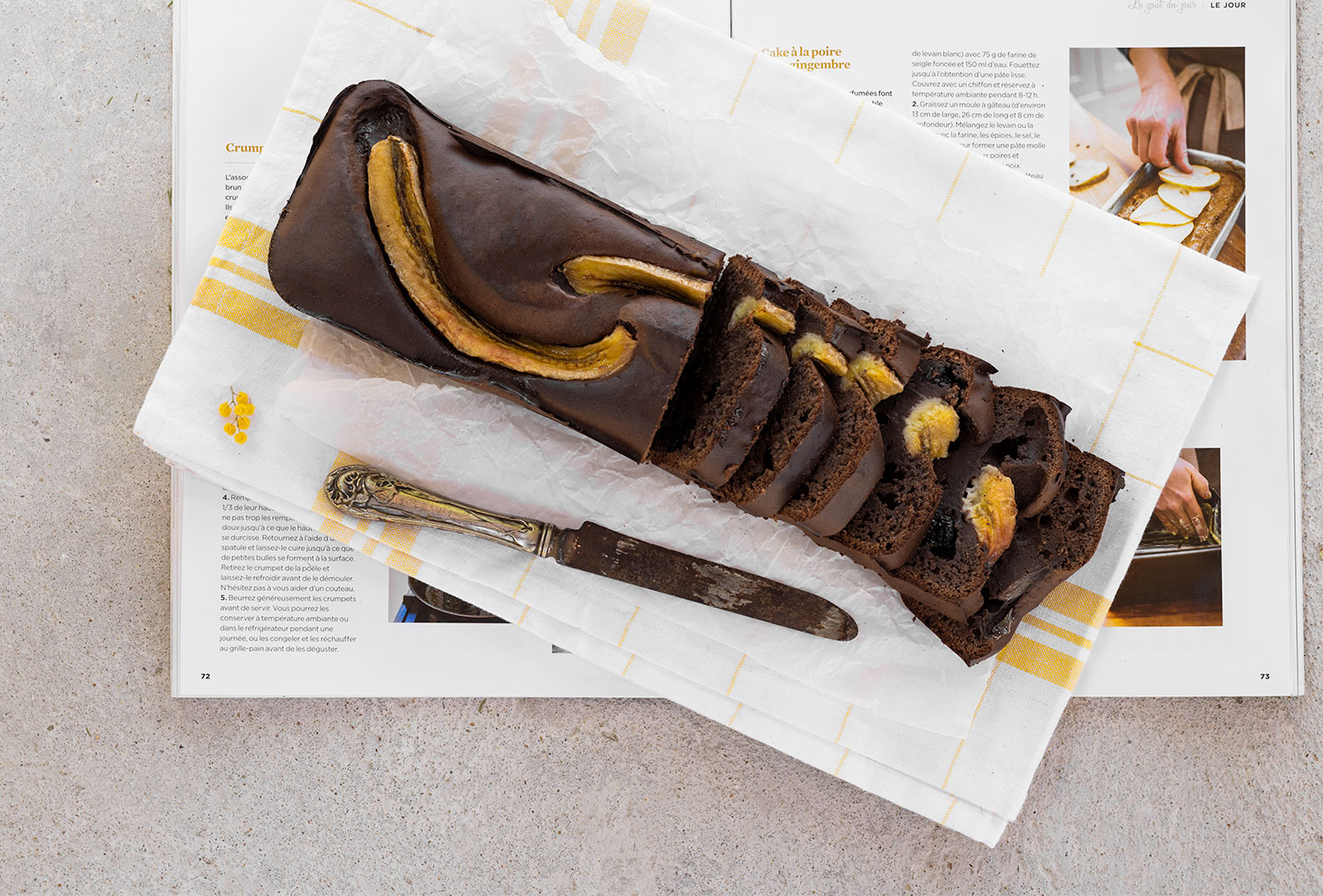 Zoom sur les parts du banana bread protéiné avec le Fit Chocolate Natural Mojo