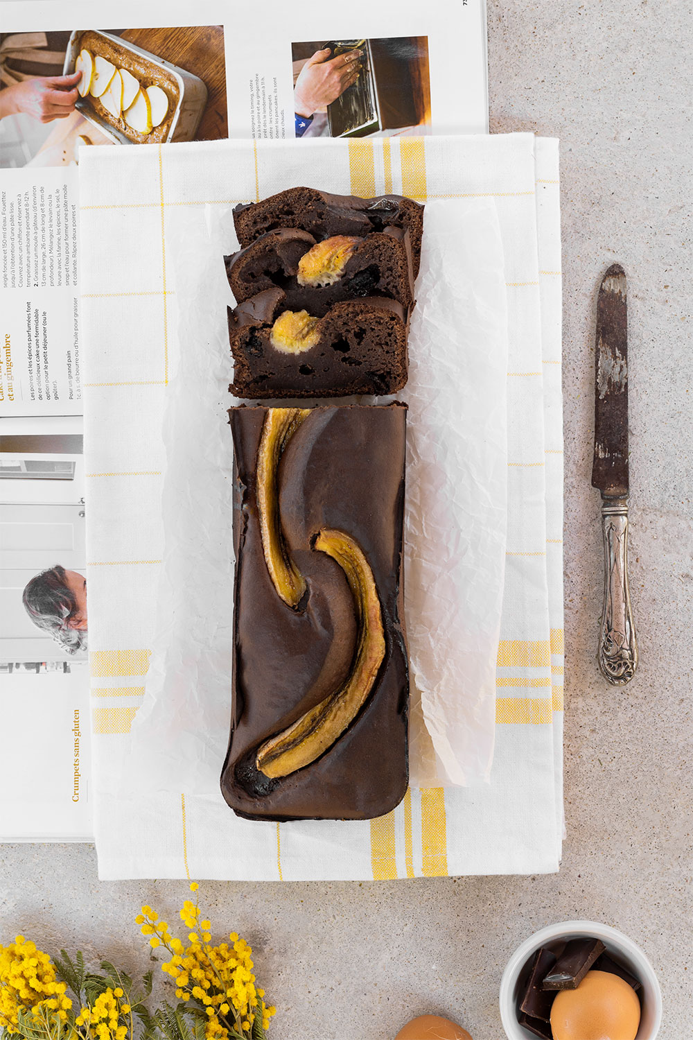 Banana bread en flatlay, avec des parts coupées, réalisé à partir du Fit Chocolate de Natural Mojo