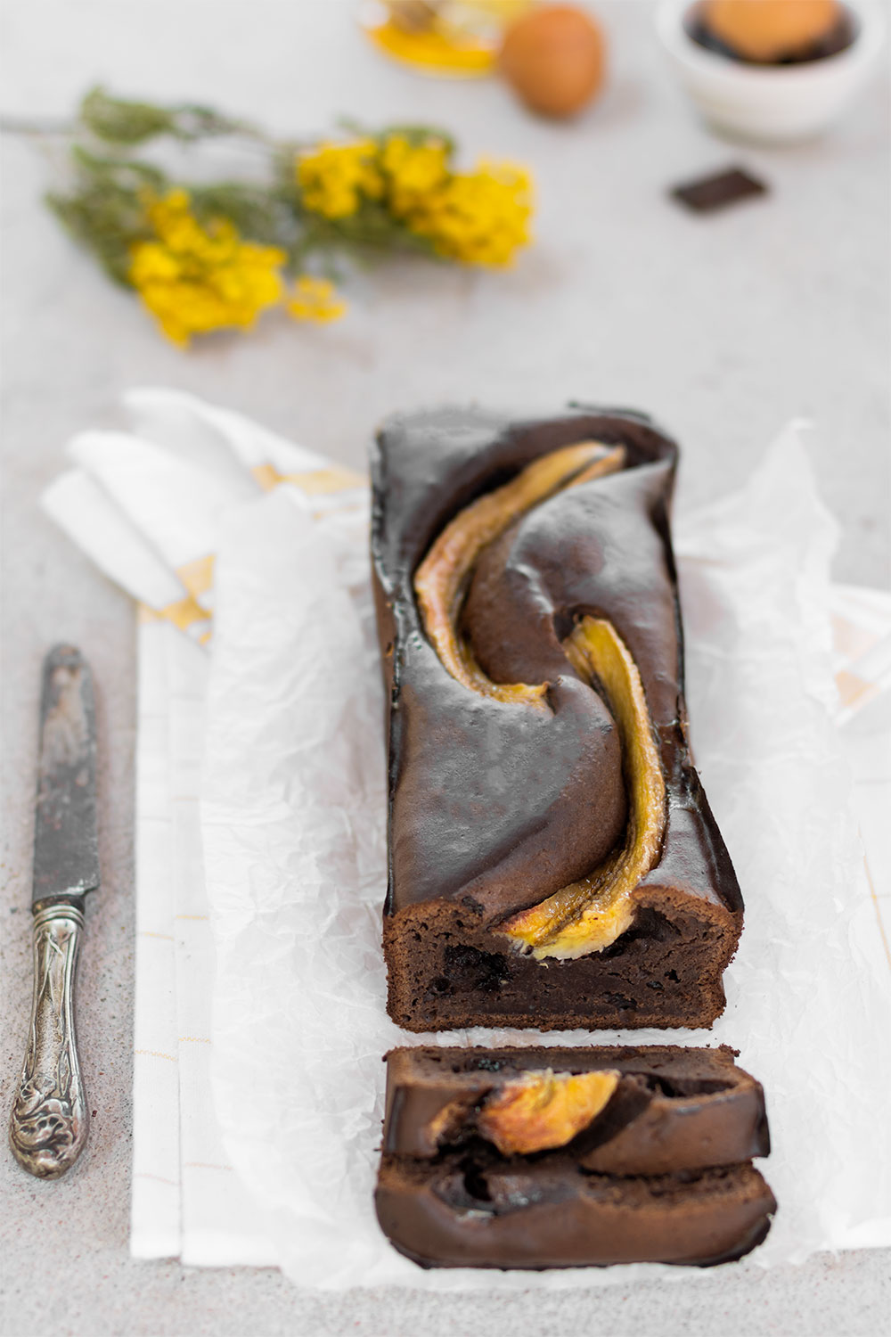 Zoom sur les parts coupées du banana bread au chocolat réalisé avec le Fit Chocolate de Natural Mojo